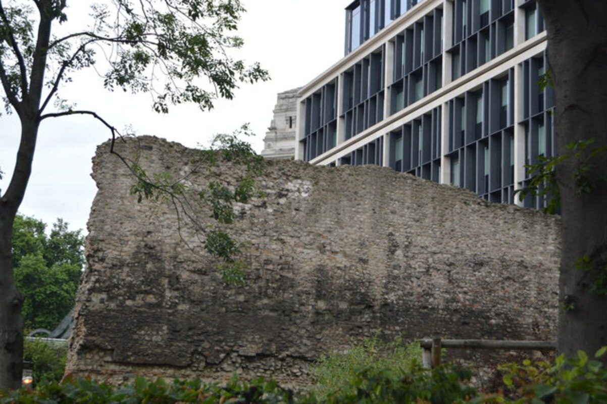 Part of the Roman walls of Londinium, where Uther supposedly held court when his conflict with Gorlois started. Photo by N Chadwick, CC-BY 2.0